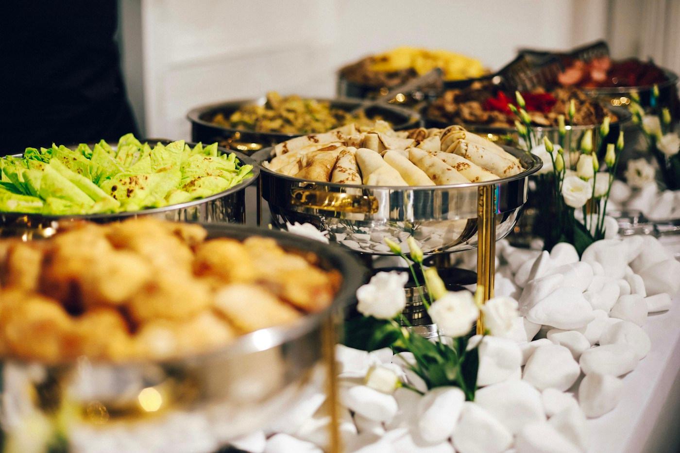 Mesa de catering con alimentos preparados para un evento